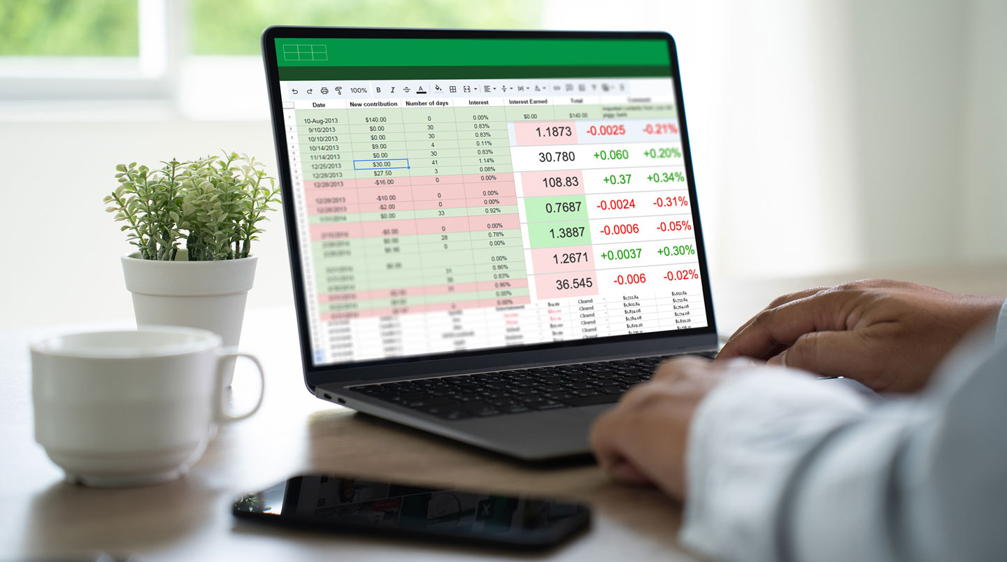Écran d'ordinateur affichant un tableau Excel de suivi énergétique mensuel avec colonnes consommation, coûts, ratios et graphique d'évolution annuelle
